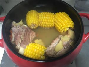 玉米大骨汤的做法 步骤3
