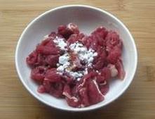子姜紫苏炒牛肉的做法 步骤2