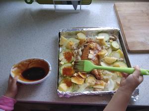 亲子烹饪～蔬菜烤鸡腿的做法 步骤1