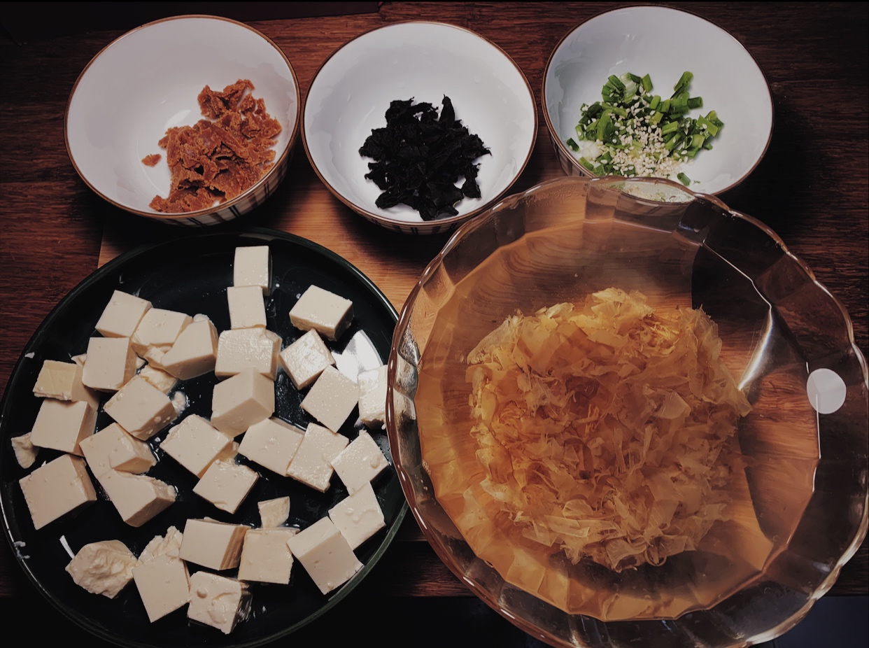 简单暖心-日式味增汤的做法 步骤1