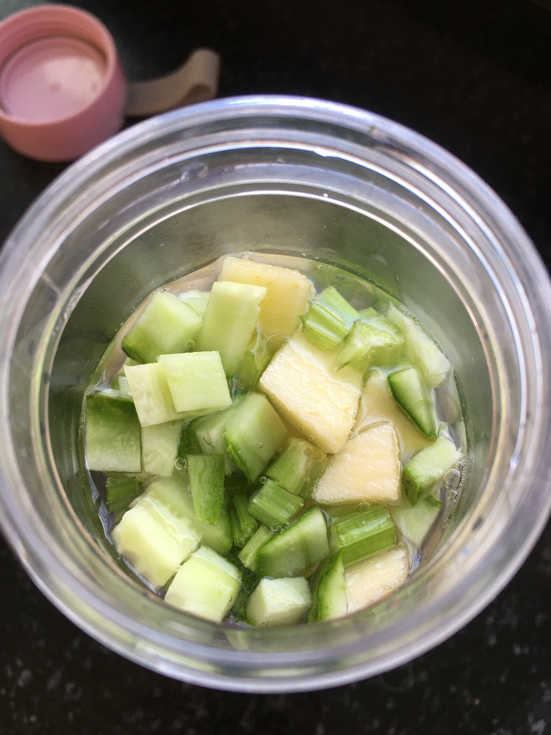 很适合夏天喝的天然饮品「芹菜黄瓜🥒汁」的做法 步骤4