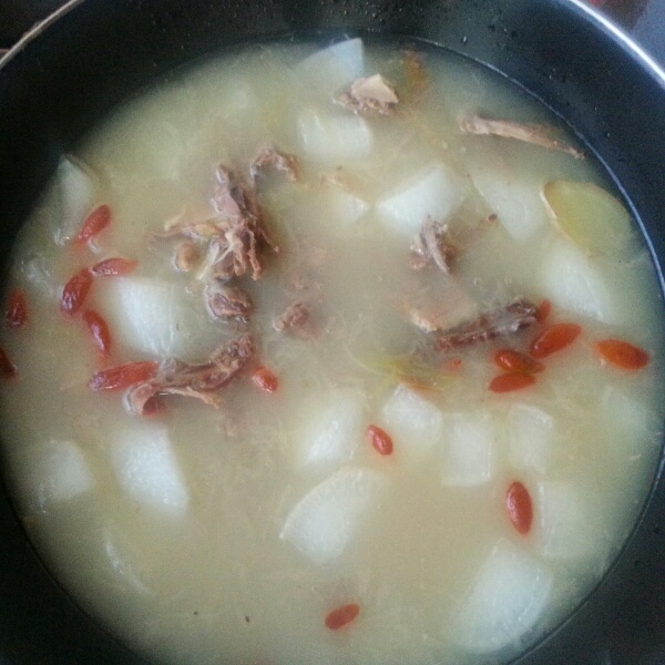 白萝卜煲鸭架汤