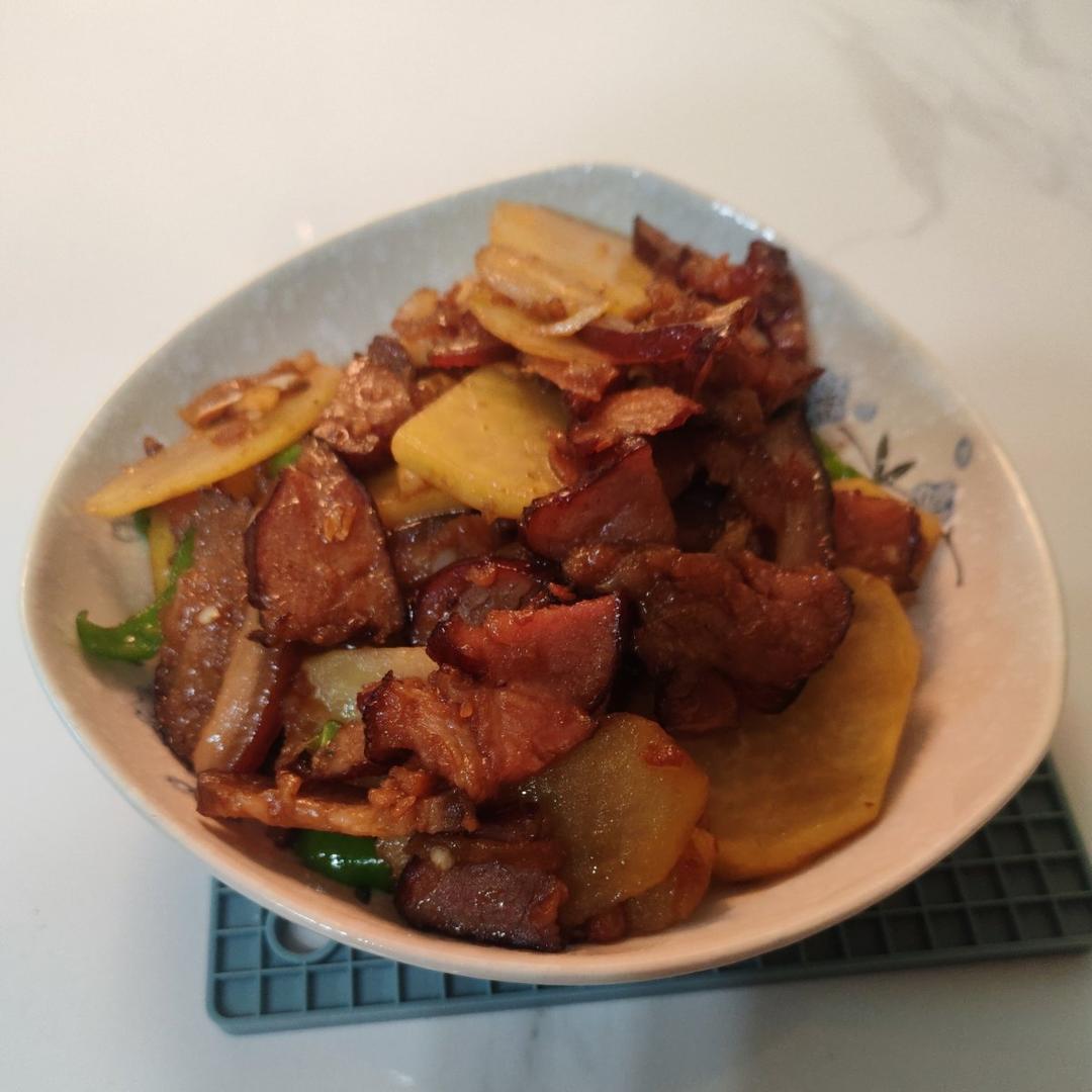 腊肉炒土豆片