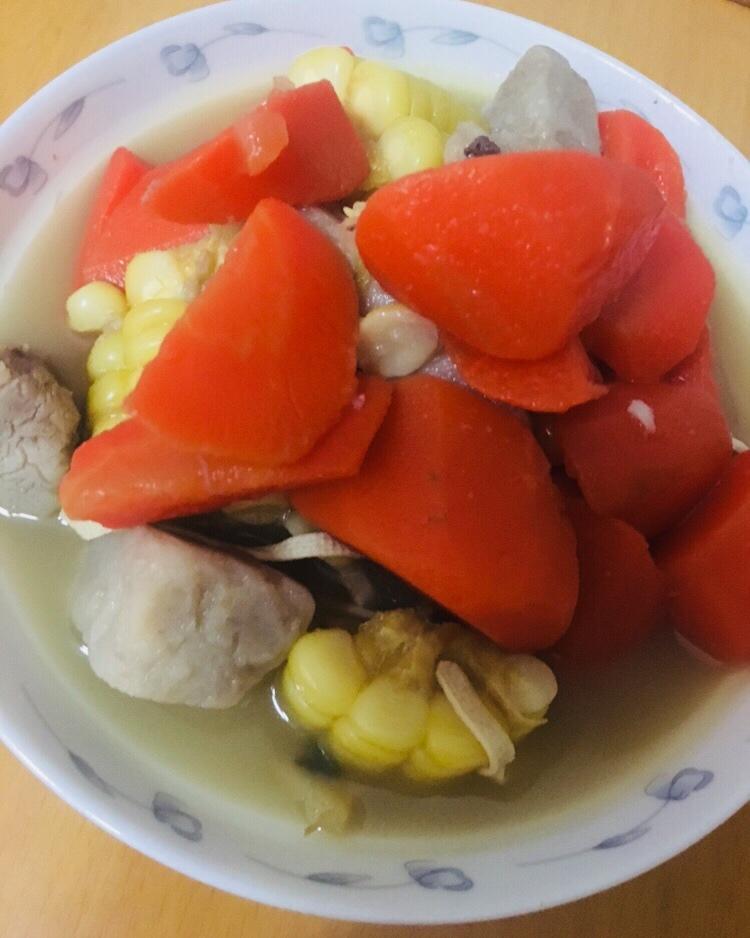 胡萝卜玉米排骨汤