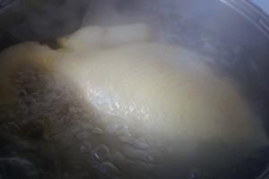 非常适合秋季饮用的滋阴润燥玉竹石斛鸡汤的做法 步骤6