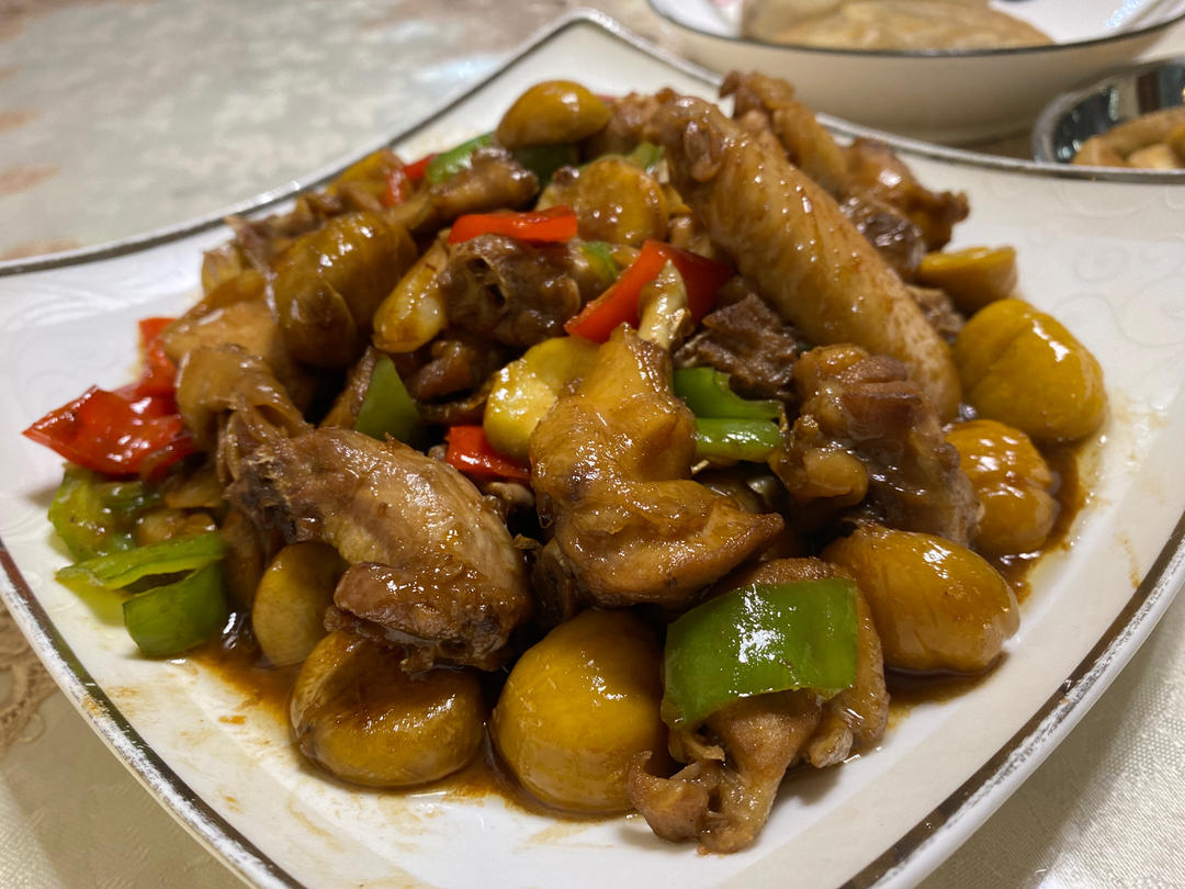 【栗子烧鸡】鸡肉入味，栗子香甜。