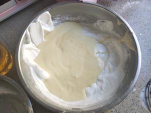 绵软湿润的古早蛋糕💕，抖臀duangduang~自制10寸方模（烫面水浴）的做法 步骤8