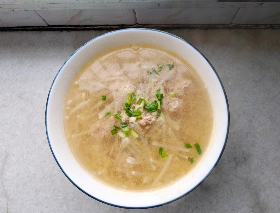 萝卜肉丸汤，晶莹剔透的萝卜丝，鲜嫩的肉丸，汤汁鲜美。