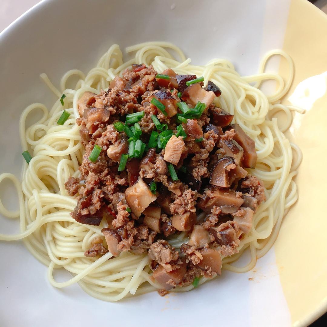 香菇肉酱面