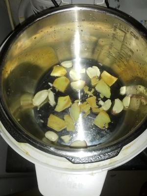 高压锅排骨土豆的做法 步骤2
