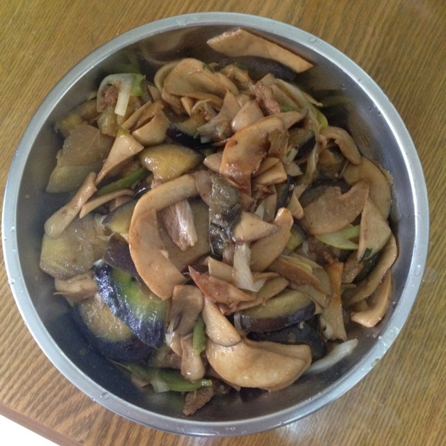 爆炒鸡腿菇茄丁