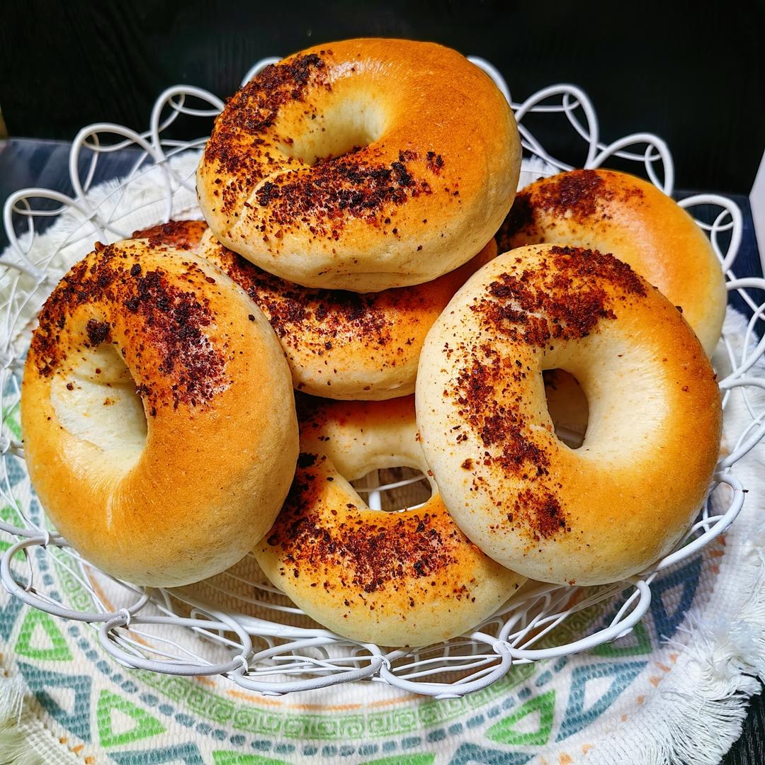 好吃的咸口贝果-德肠辣椒芝士贝果！做成碱水贝果也很绝