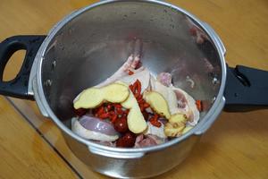 营养滋补汤之榴莲炖鸡汤的做法 步骤4