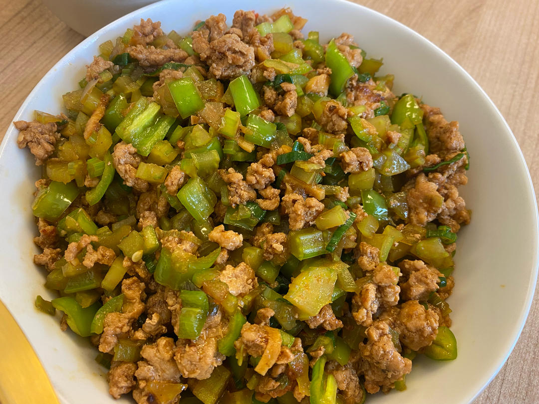 米饭杀手｜芹菜粒炒牛肉末