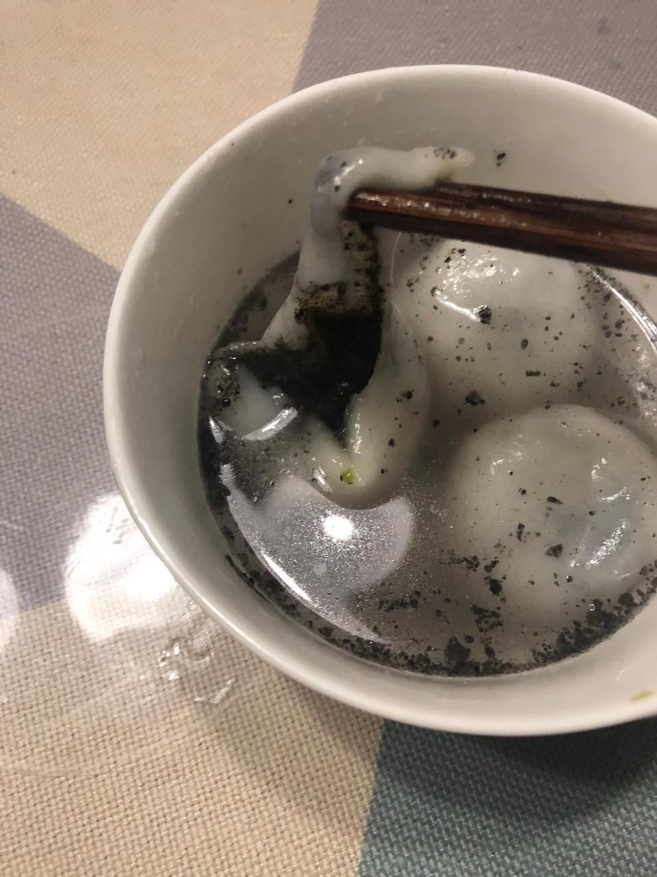 花生黑芝麻汤圆