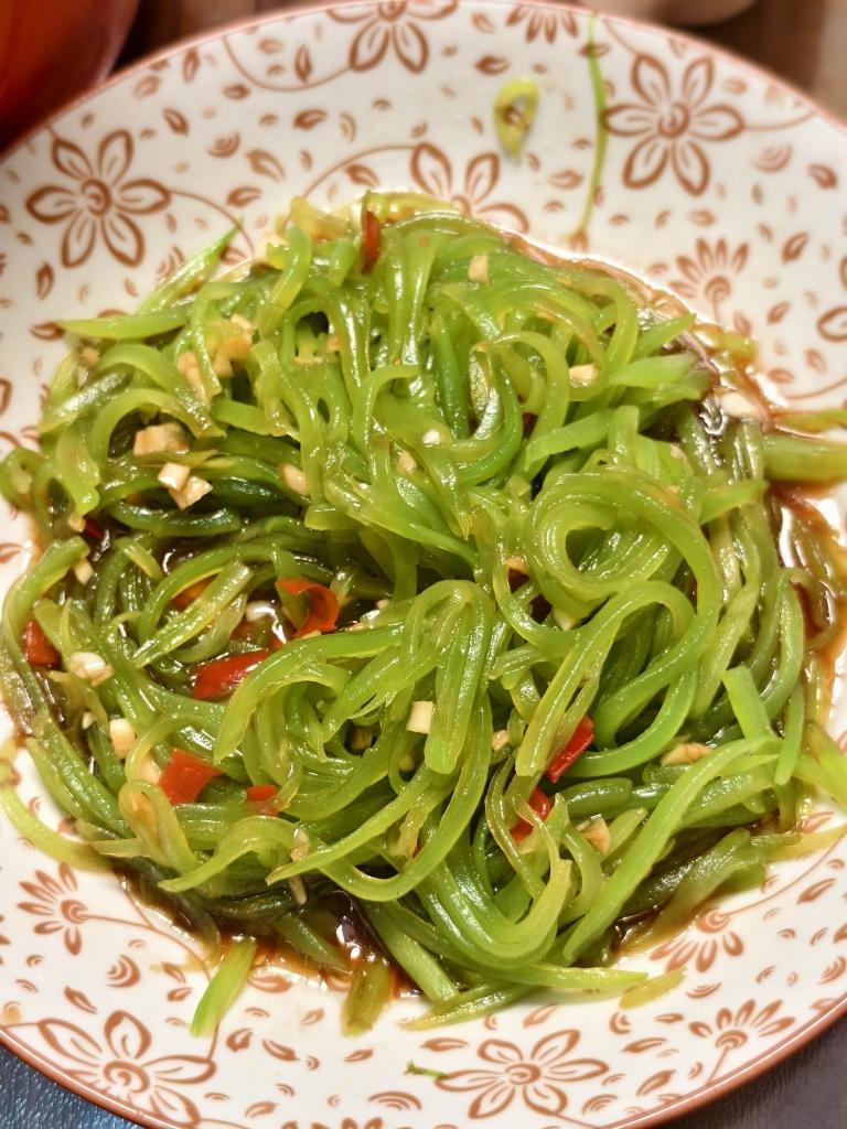 想告诉全世界，这菜太解腻！爽脆开胃的莴笋丝