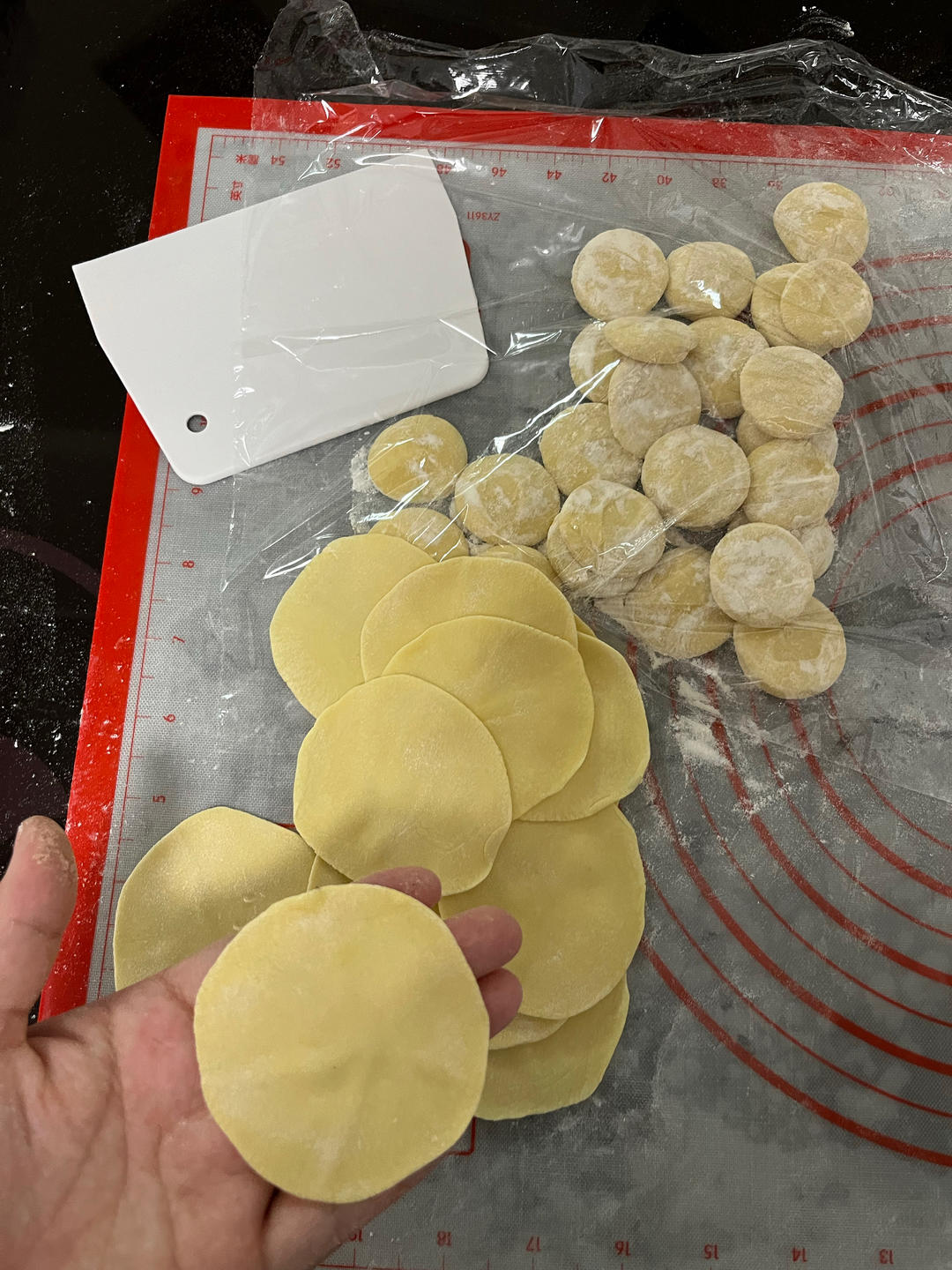手工揉面三分钟，又韧又薄又好包的饺子皮
