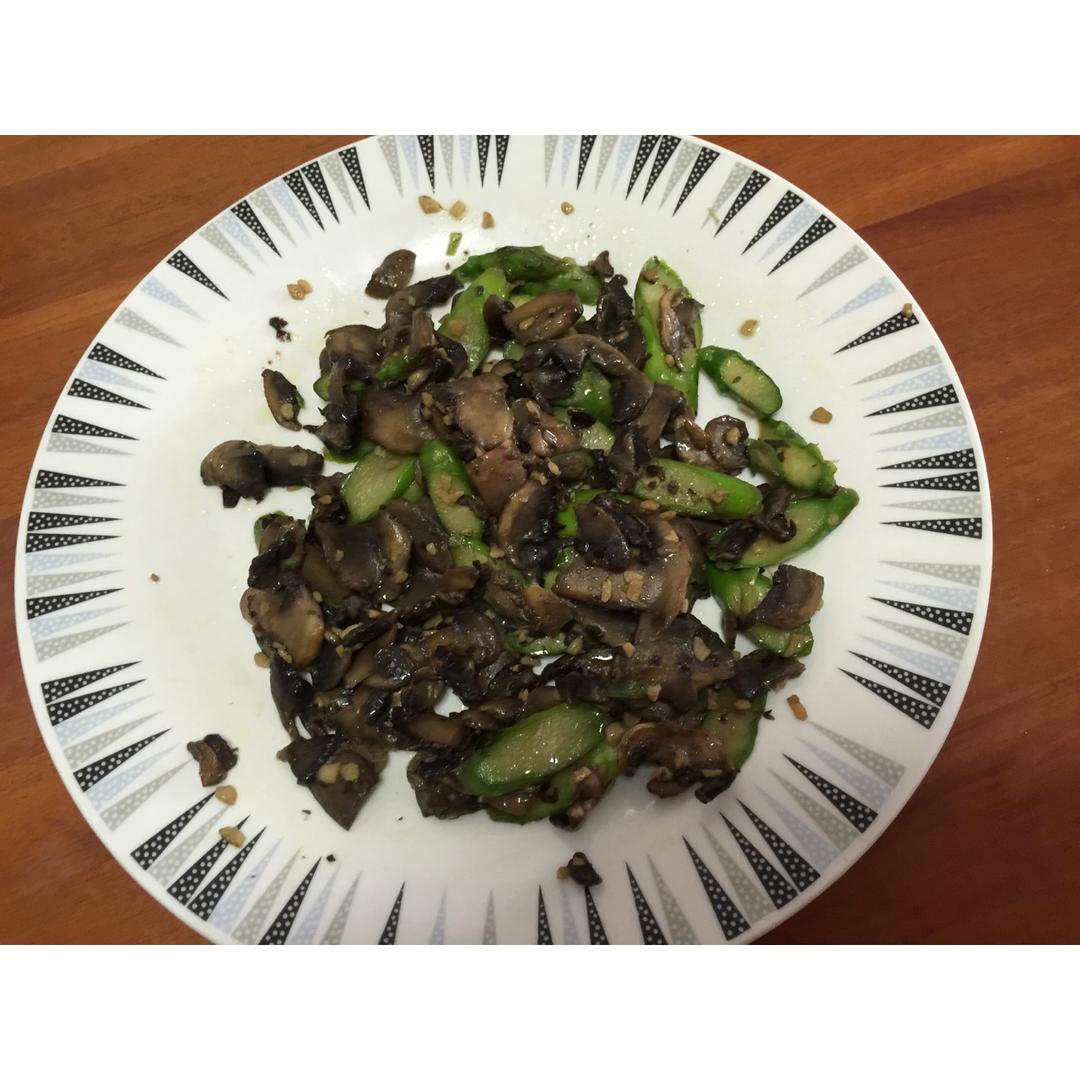 芦笋炒蘑菇