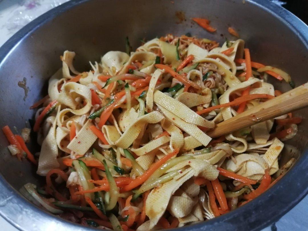 超快手的凉拌千张黄瓜胡萝卜丝