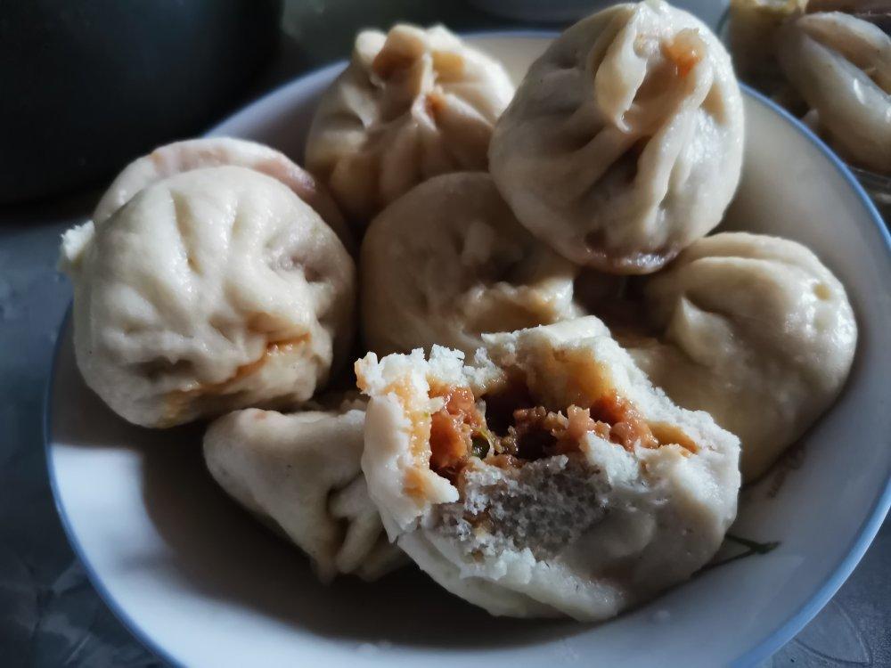 松软多汁的肉包子