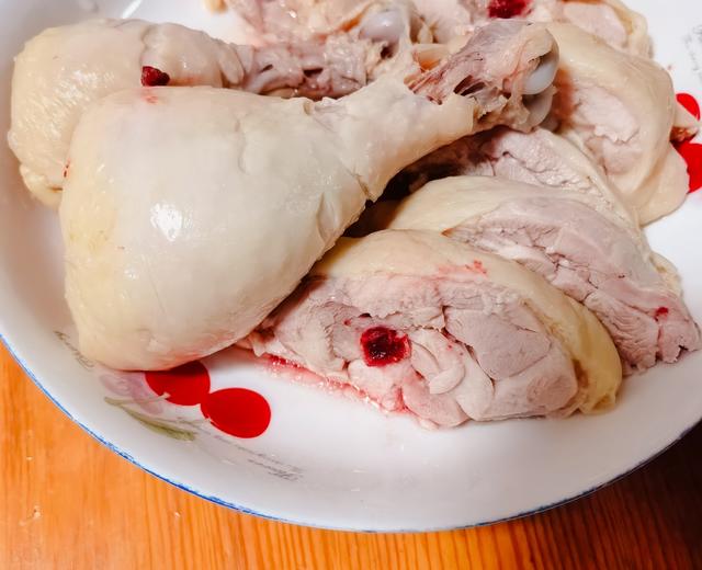 家常嫩爽白切鸡-白斩鸡腿,红红白白的做法