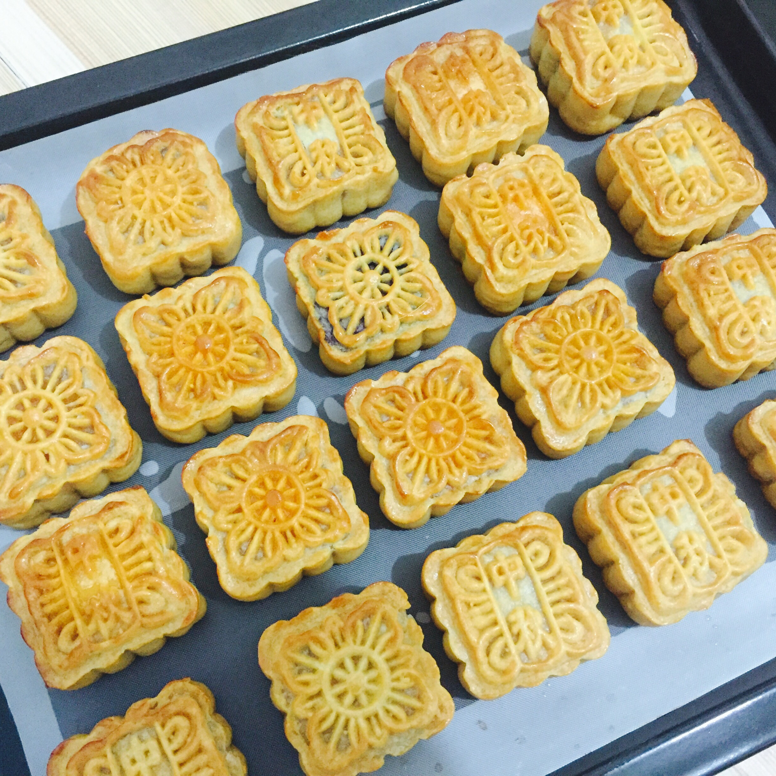 广式月饼——蛋黄莲蓉月饼