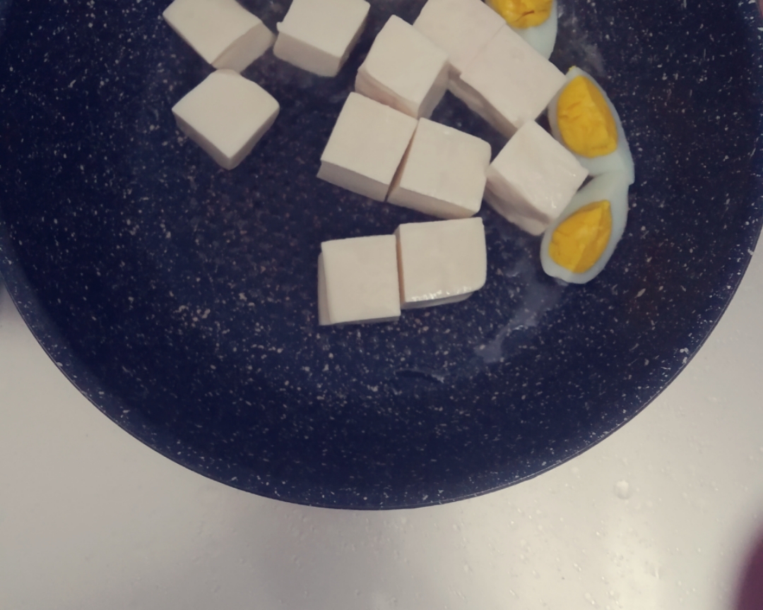 莴苣豆腐豌豆汤（切了颗熟鸡蛋）的做法 步骤2