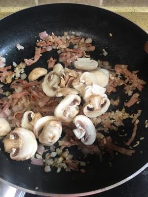奶油蘑菇培根意面的做法 步骤10