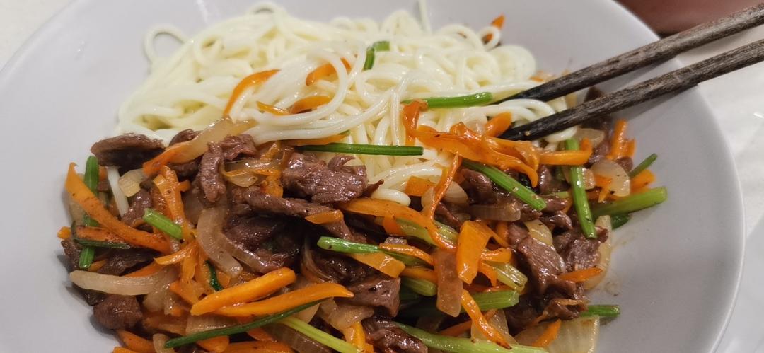 牛肉丝盖面的做法