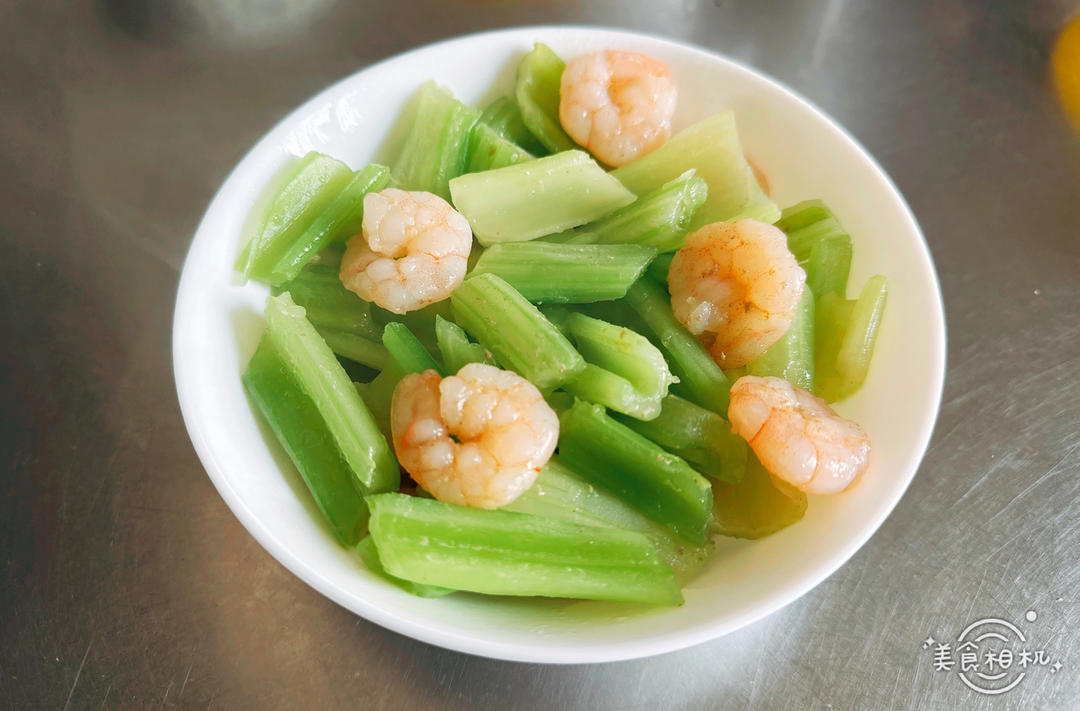 怎样炒出饭店级别的幼嫩西芹（附正确的西芹处理手法）