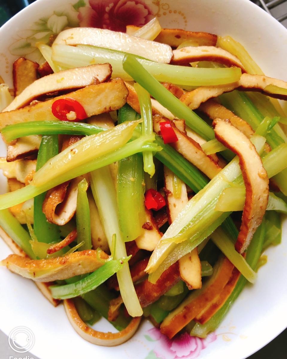 素菜：芹菜炒豆腐干