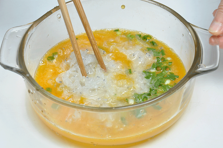 银鱼煎蛋的做法 步骤9