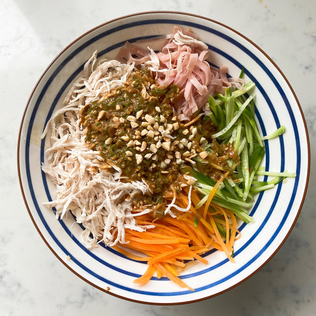 厨师长教你：“鸡丝凉面”的家常做法，味道好极了，先收藏起来