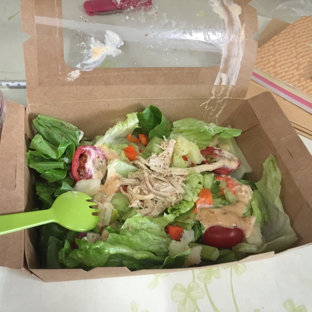 鸡肉蔬菜沙拉，水果杯