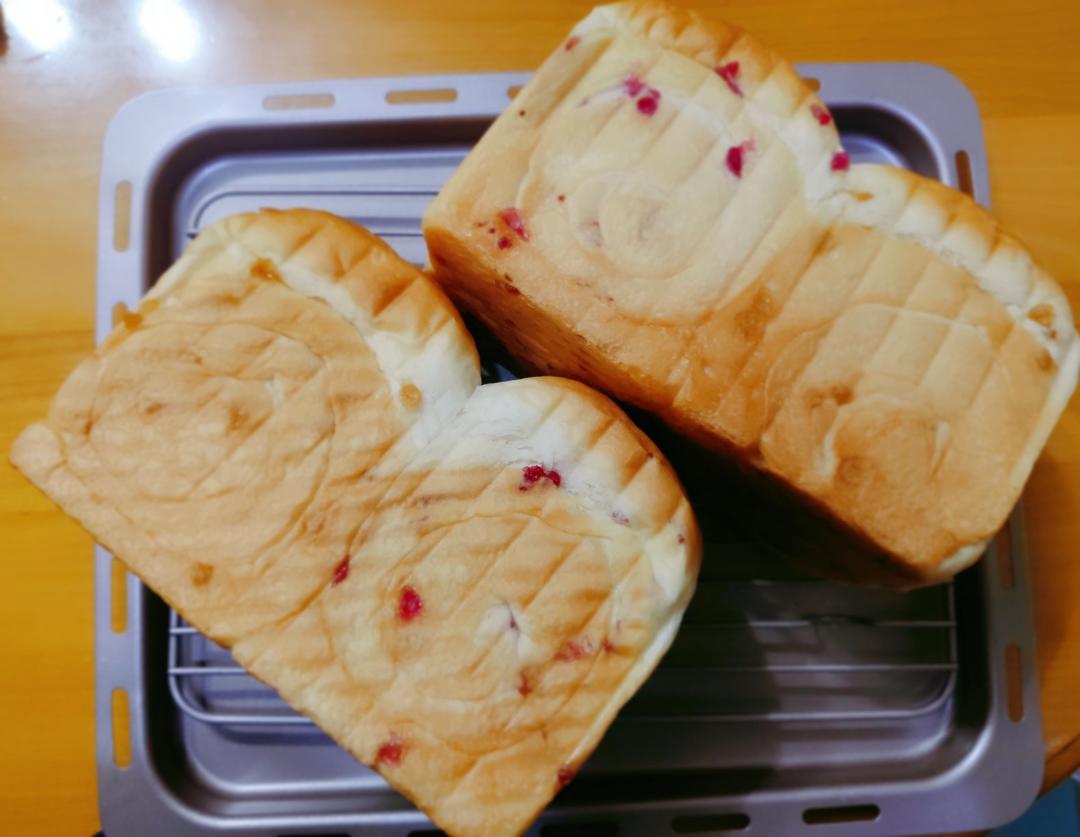 奶酪草莓果酱粒吐司