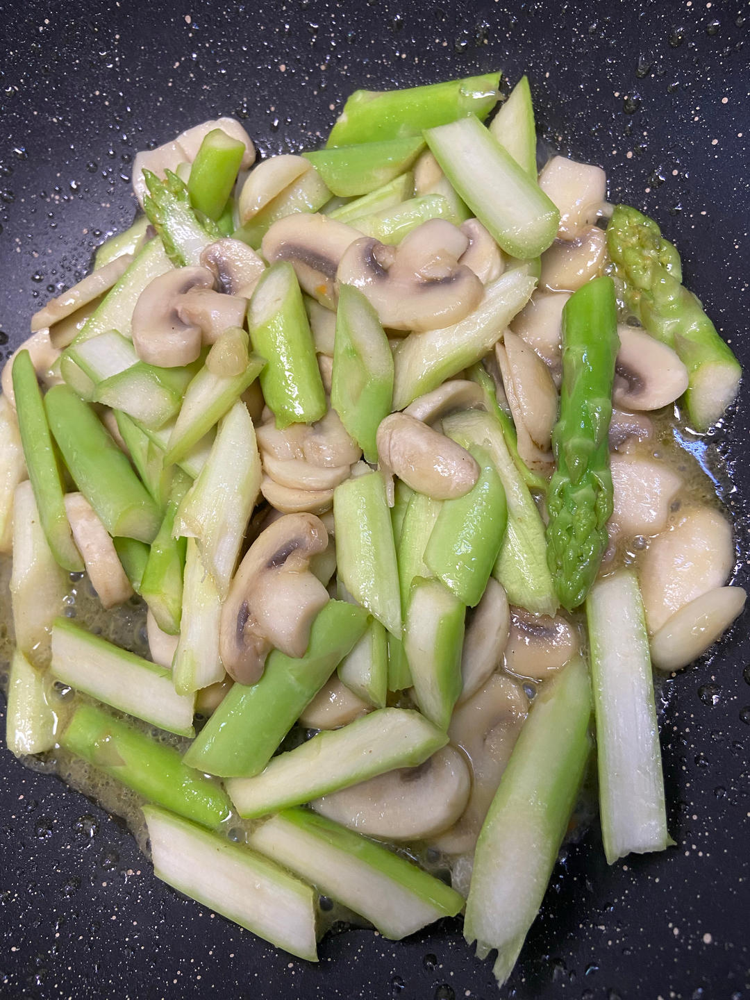 芦笋炒蘑菇