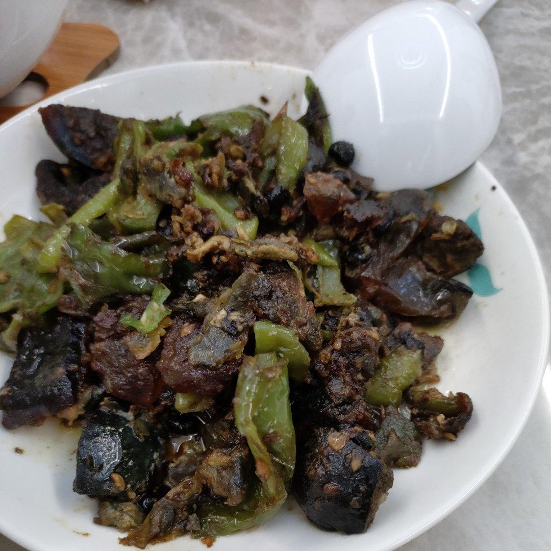 每个人都可以下三碗饭的辣椒擂皮蛋