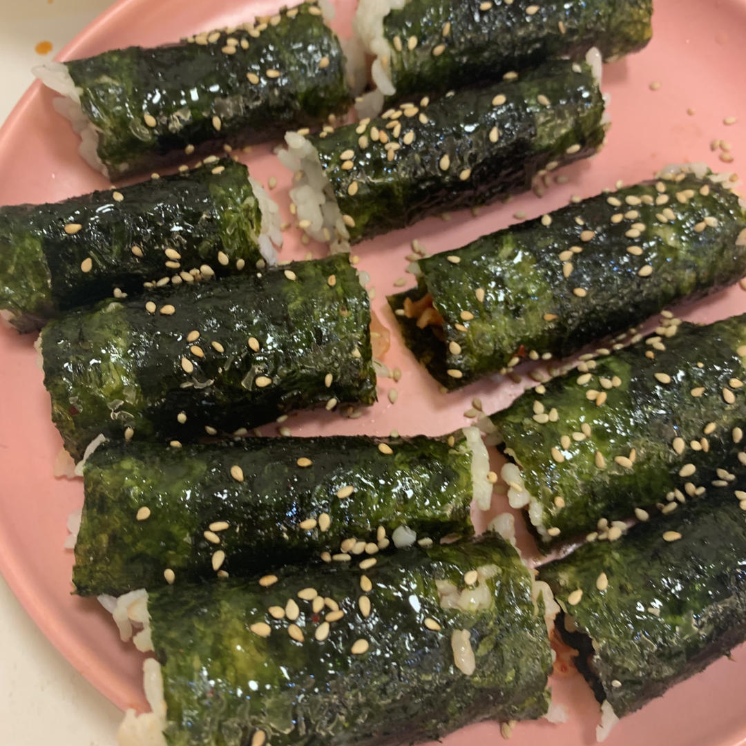 大灿妮打喷嚏做的迷你紫菜包饭