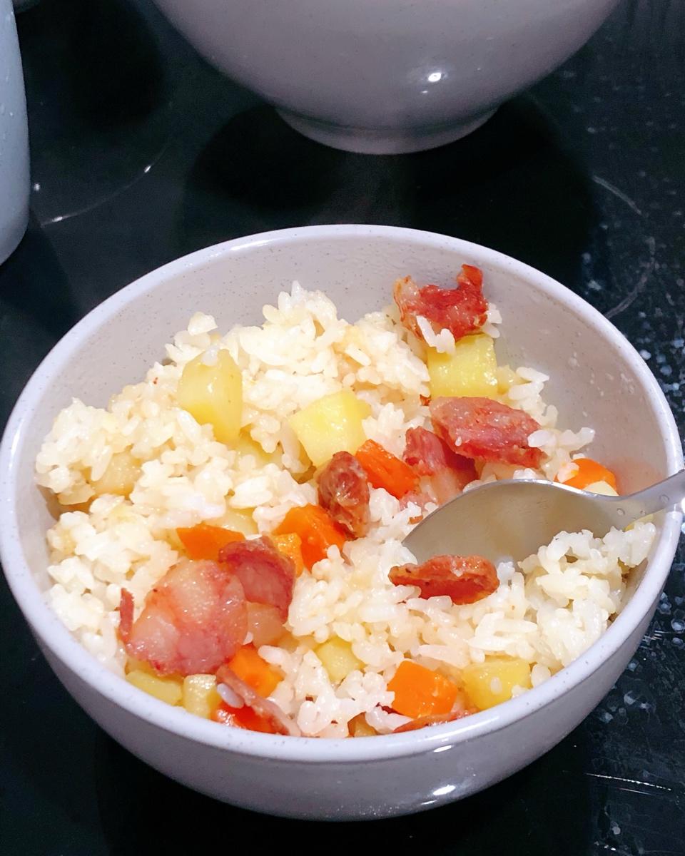电饭煲版:香肠土豆饭煲仔饭（绝对的美味）