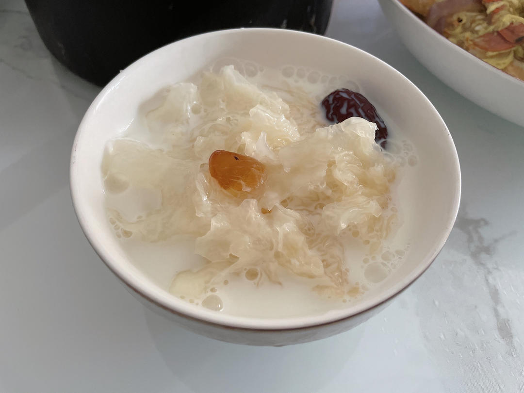 桃胶银耳炖牛奶🥛