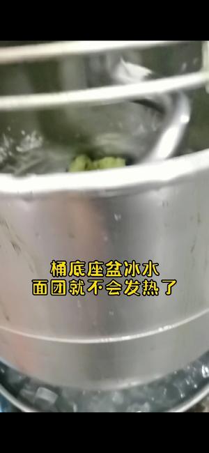 菠菜汁大油条的做法 步骤6