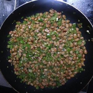 腊八豆炒青椒的做法 步骤5