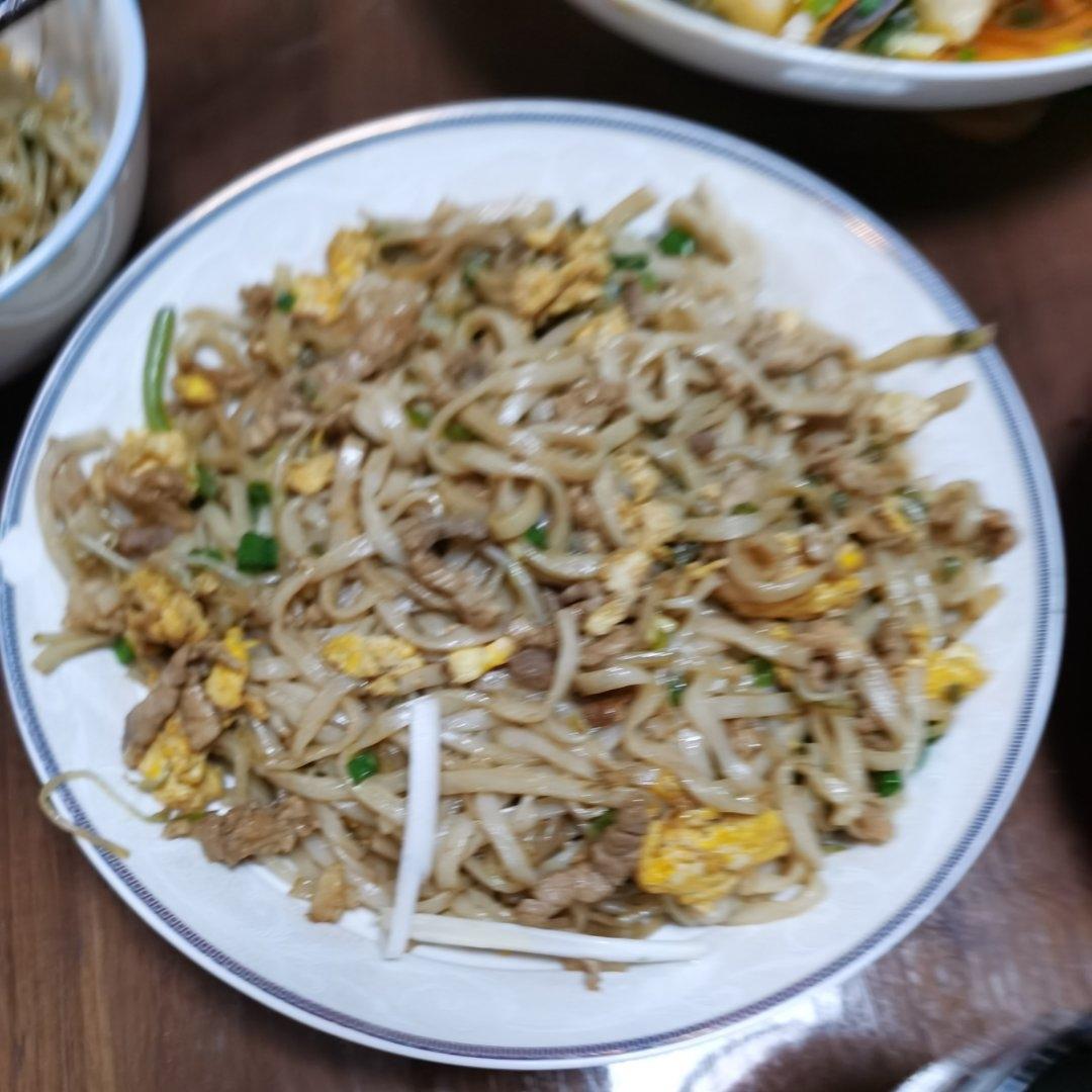 路边摊的炒河粉