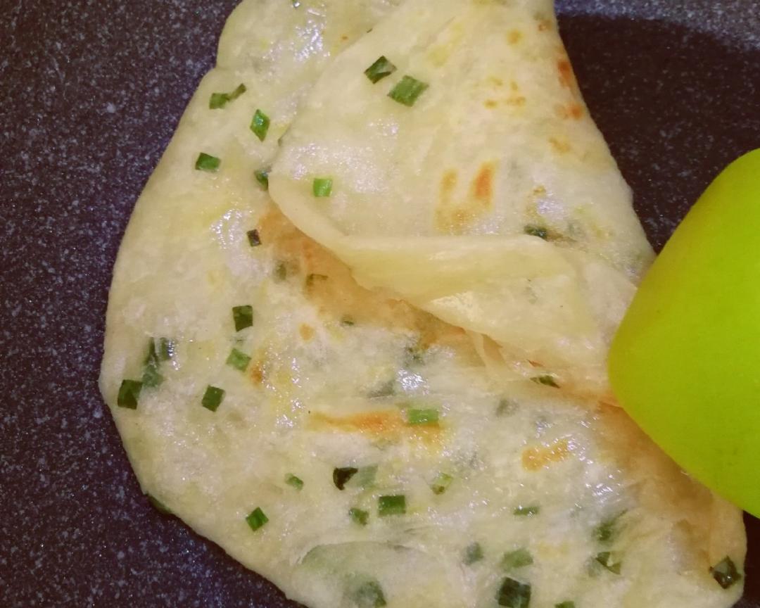 外酥里软的烫面葱油饼