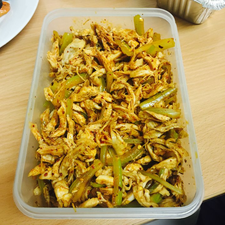 香芹凉拌手撕鸡胸肉 低卡减肥方便快捷~