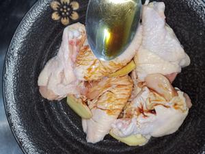 三汁焖锅鸡翅版的做法 步骤2