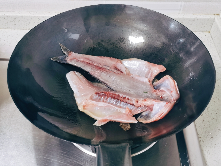 家庭版烤鱼~烤鲈鱼（烤箱版）不输烤鱼店的做法 步骤5