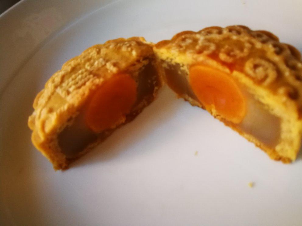 广式月饼－－蛋黄豆沙月饼