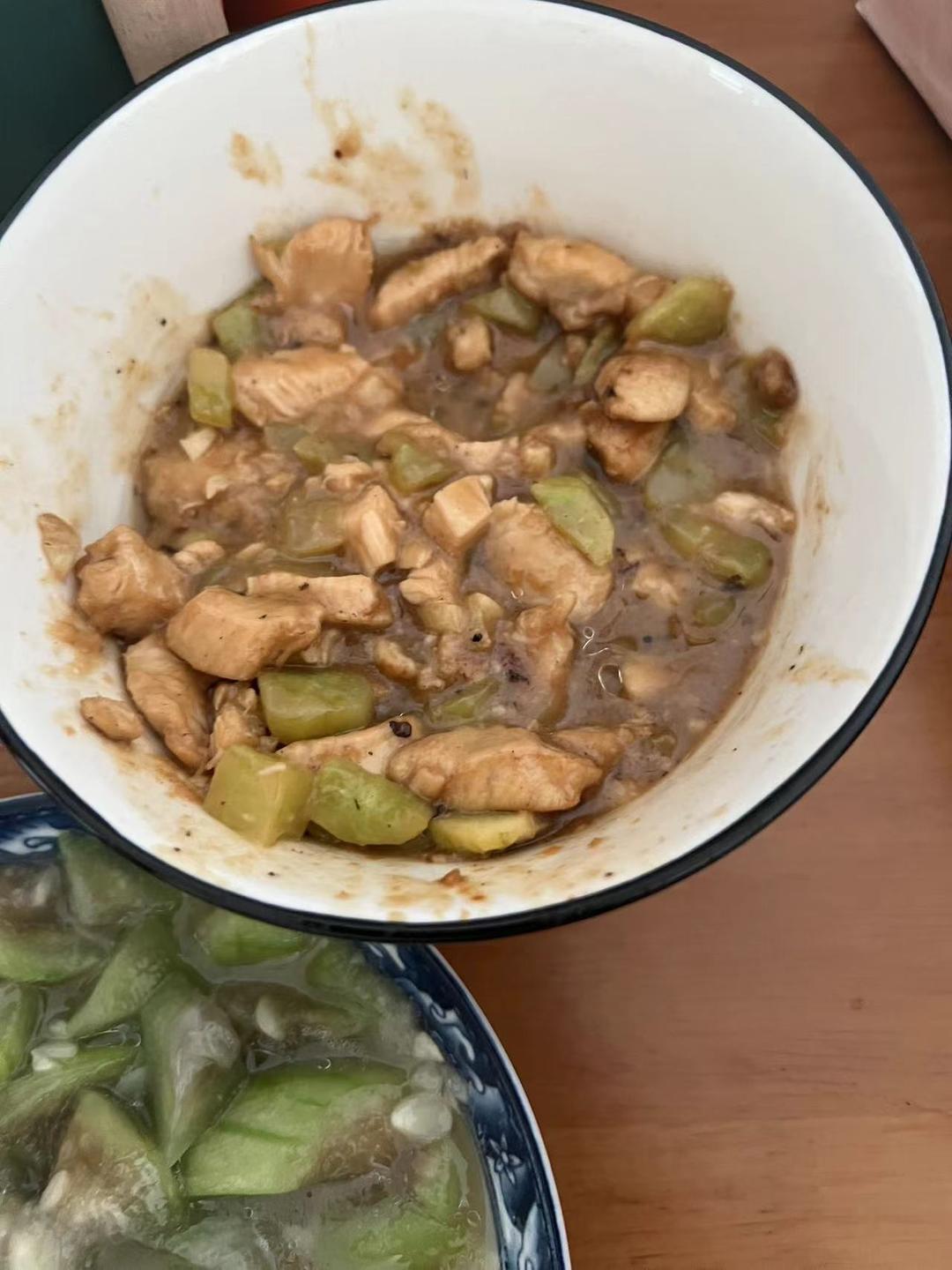 清爽好吃！低脂美味～黄瓜炒鸡胸肉丁