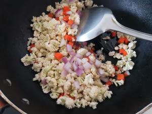 【减脂餐】花菜“无米”炒饭的做法 步骤5